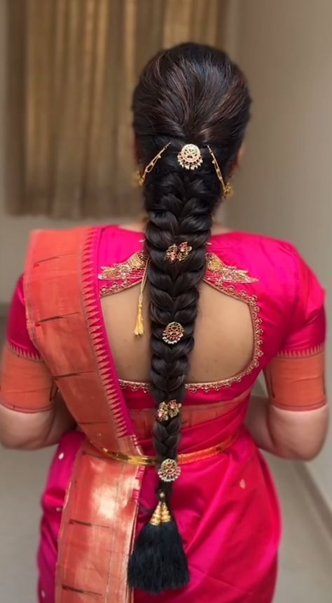 Simple Poola Jada Designs, Hairstyle For Wedding Saree, Bridal Pula Jeda, Bride Sister Look In Wedding, Hairstyles For House Warming Indian, Hairstyle On Saree Wedding, Haïr Style For Engagement Bride, Hair Styles On Saree, Lehenga Hairstyles Receptions