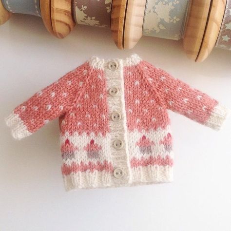 Sweater Knitting Designs, Miniature Knitting, Sweater Handmade, Knitting Dolls Clothes, Blythe Outfit, Mini Clothes, Vogue Knitting, Knit Denim, Sweater Knitting Patterns