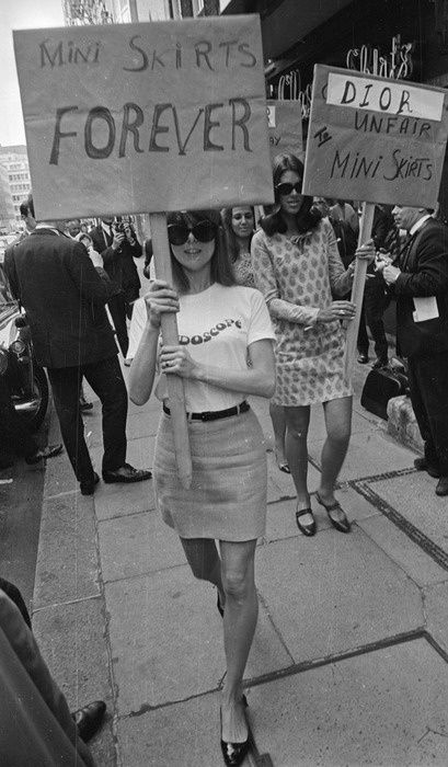 Pro-mini skirt sirls protesting against "Dior style" clothing on the street of London in 1960s. They look very modern, their outfits fit in with any closet nowadays. Stile Pin Up, Skirt Labuh, 60s Aesthetic, Mode Retro, Mary Quant, Dior Forever, London Girls, Swinging Sixties, Skirt Denim