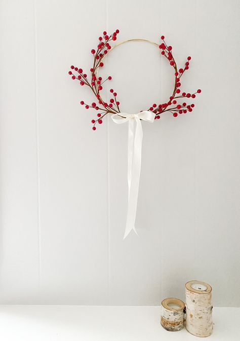 Christmas Hoop Wreath Ideas, Christmas Hanging Wreath, Wreaths For Inside Decor, Red Christmas Home Decor, Simple Christmas Door Decor, Minimalist Wreath Christmas, Red Berries Christmas Decor, Simple Winter Decor Ideas For The Home, Christmas Flower Wreath