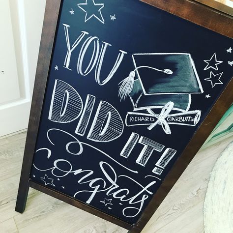 Graduation Poster Boards, Papan Tulis Kapur, Graduation Chalkboard, Party Chalkboard, Graduation Boards, Graduation Party Signs, Backyard Graduation Party, Graduation Dinner, Senior Graduation Party