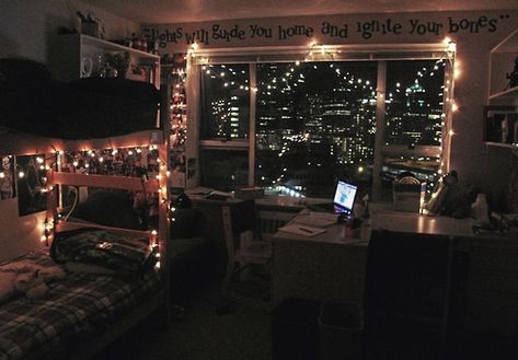 Fairy lights and dorm decor. ~ This is cool. I like the Coldplay lyrics at the top too :) Cool Dorm, College Dorm Room Ideas, University Dorms, Dream Dorm, Dorm Sweet Dorm, College Bedroom, College Living, Bedroom Lights, Cool Dorm Rooms