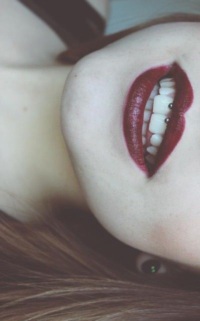 i want that under lip pericing. Smile Piercing, Labret Vertical, Smiley Piercing, Front Teeth, Cool Piercings, Cute Piercings, Piercings Unique, Lip Ring, Body Piercings