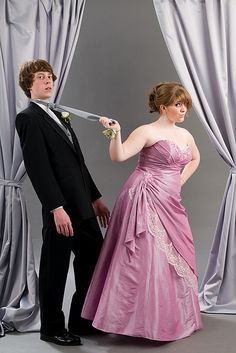 Prom Date Pictures, Poses Prom, Funny Couple Poses, Poses Fun, Prom Pictures Group, Funny Prom, Prom Photography Poses, Homecoming Poses, Funny Couple Pictures