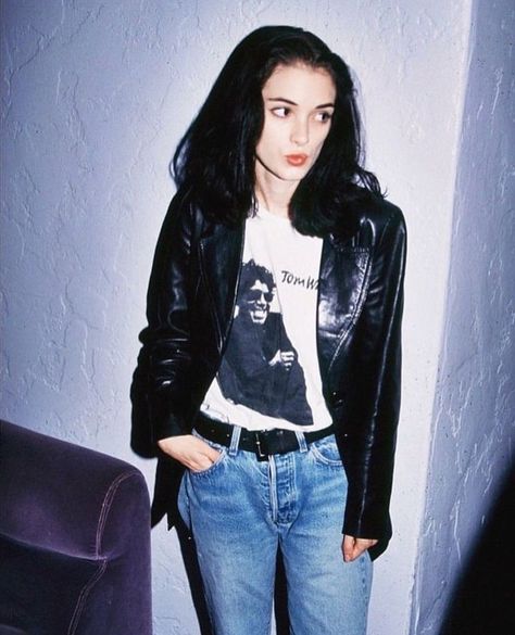 90s Fashion--Winona in an oversized leather blazer. Winona Ryder 90s, 1990 Style, Look 80s, Winona Forever, Style Bundle, 1990s Fashion, 90s Outfit, Winona Ryder, 90s Grunge