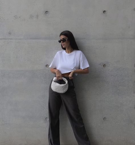 White Bag Outfit Summer, Jodie Mini Bag Outfit, Bottega Veneta Outfits, Jodie Bag Street Style, Mini Jodie Bag Outfit, Bottega Veneta Jodie Outfit, Jodie Mini Outfit, Mini Jodie Bag Street Style, Jodie Bag Outfit