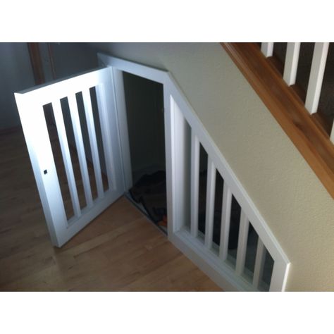 Large dog house under stairs to save space with big kennels Understairs Dog Area, Under Stairs Dog House, Large Dog House, Dog Stairs, Dog Spaces, Dog Area, Basement House, Dog Fence, Dog Rooms