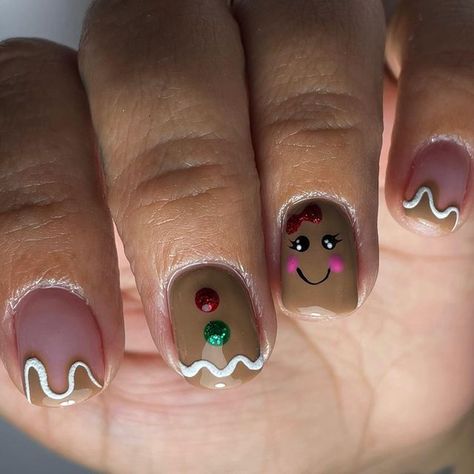 Turkey Nail Designs Thanksgiving, Nails Ideas Gel Short, Gingerbread Nails Simple, Christmas Design Nail Art, Gingerbread Man Nails Design, Easy Gingerbread Nails, Small Christmas Nail Designs, Grinch Nail Ideas, Simple Gingerbread Nails