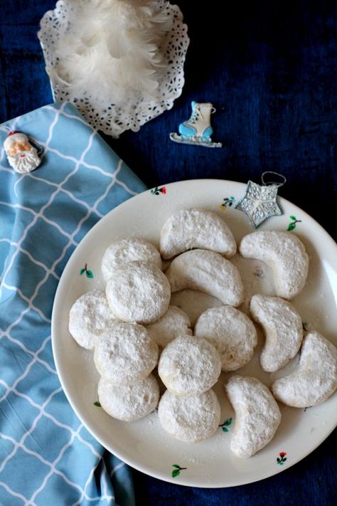 Kourabiedes recipe, traditional, festive, shortbread textured greek butter cookies with almond goodness. SO good! Kourabiedes Recipe, Rum Cookies, Greek Butter Cookies, Ring Cookies, Christmas Butter, Butter Cookies Christmas, Eggless Cookie, Cookies Dough, Cookie Glaze