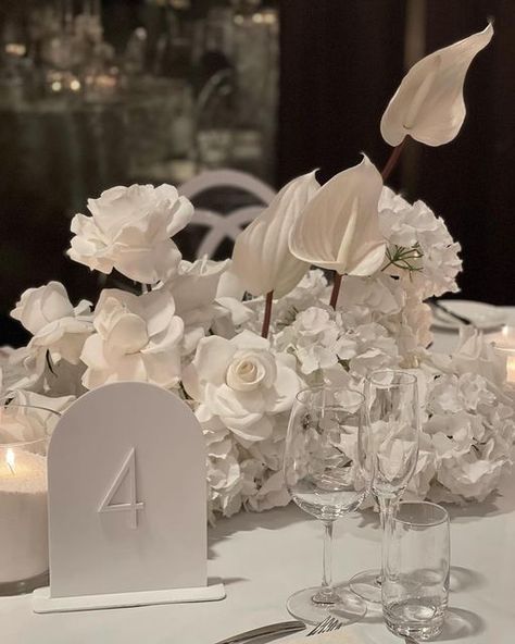 Floral Signage, White Wedding Table Decor, White Wedding Flowers Centerpieces, Signage Acrylic, White Floral Centerpieces, Acrylic Table Numbers, White Weddings Reception, Black And White Wedding Theme, White Floral Arrangements