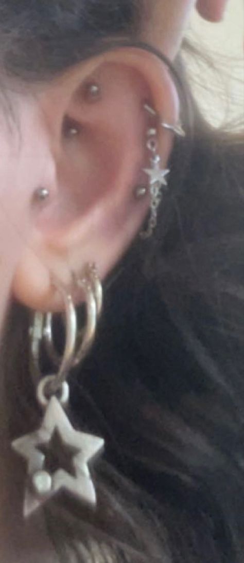 Ear Piercing Astethic, Multiple Ear Piercings Aesthetic Grunge, Ear Piercing Ideas Silver Grunge, Alt Ear Piercing Ideas, Ear Piercings Grunge, Grunge Earrings Piercings, Y2k Piercings, Alt Piercings, Piercings Grunge