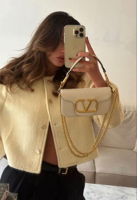 White Valentino Bag, Valentino Bag Aesthetic, Valentino Bag Outfit, Valentino Purse, Classy Purses, Valentino Bag, My Style Bags, Luxury Bags Collection, Luxury Lifestyle Women