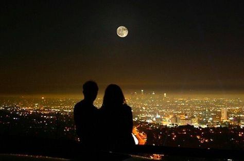 Watching The Stars Together, Stargazing Reference, Night Romantic Couple Pic, Couple On Rooftop, City Cinematography, Rooftop Romance, Rooftop Pics, Rooftop Date, Arte Jazz