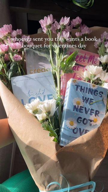 The Official It Girls on Instagram: "Here’s your sign to gift yourself or a loved on a book bouquet (bookuet) for Valentine’s Day!! ⚠️(Books were wrapped in clear plastic wrap before taping onto skewers so no books were harmed in the making of this) #valentinesday #galentines #valentinesdaygift #booktok #bookstagram #goodreads #girlfriendgifts" Cute Book Wrapping Ideas, Gifts For Flower Lovers, How To Gift Books, How To Wrap A Book Gift Ideas, How To Make A Book Bouquet, Book Gifts Ideas, Wrapping Books For Gifts, Book Bouquet Diy, Cute Gifts For Birthday