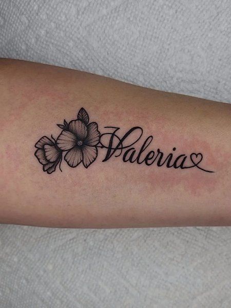 Flower With Name Tattoo Ideas, Name Tato Design, Name Tattoos With Rose, Flowers With Name Tattoo, Tattoo Ideas For Your Moms Name, Mom Name Tattoo Designs, Name Into Flower Tattoo, Name And Flower Tattoo Forearm, Daughter Names Tattoo Ideas Mom