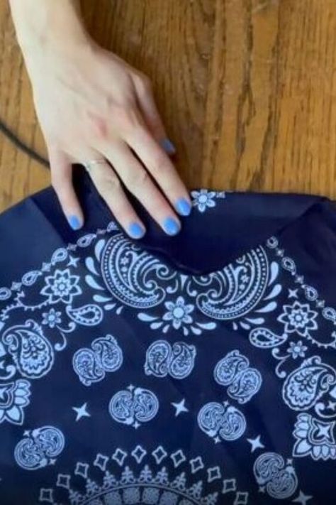 How to Make a Bandana Top Sew A Bandana, Diy Bandana, Diy Halter Top, Top Pattern Sewing, Bandanas Diy, American Flag Bandana, How To Tie Bandana, Handkerchief Top, Make A Tie