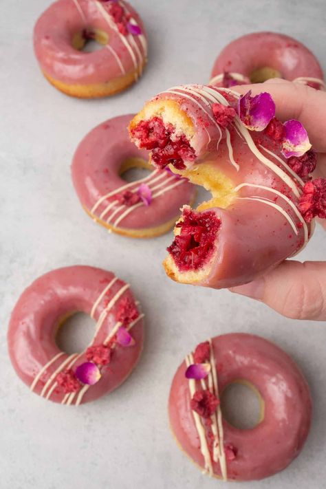 Baked raspberry donuts Pink Desserts Easy, Pink Desserts Recipes, Baked Donuts Recipe, Raspberry Recipes Dessert, Baked Donut, Donut Pan, Fried Donuts, Raspberry Desserts, Baked Donut Recipes