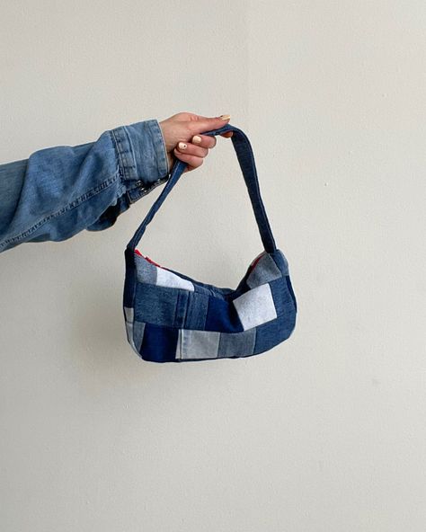 Denim diy, denim patchwork, patchwork bag, denim patchwork, diy shoulder bag, denim sewing project Mini Bag Diy, Upcycle Jeans Bag, Diy Denim Bag, Diy Mini Bag, Denim Patchwork Bag, Shoulder Bag Diy, Denim Scraps, Denim Bag Patterns, Denim Bag Diy