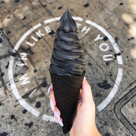 Charcoal Ice Cream, Black Ice Cream, Vintage Foto's, Bubble Waffle, Luxury Lifestyle Fashion, Luxury Lifestyle Women, Healthy Food Facts, Black Food, Healthy Meals To Cook