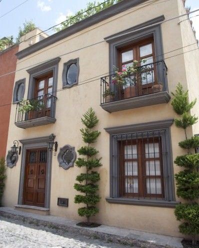 Mediterranean Homes Exterior, Colonial House Exteriors, Hacienda Style Homes, Mexico House, Window Grill Design, Mexican Home, Casas Coloniales, Spanish Style Homes, Hacienda Style