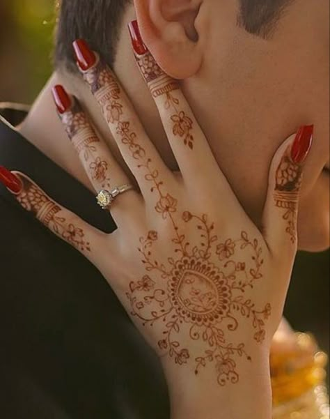 Persian Henna, Princess Vibe, Cute Henna Tattoos, Persian Princess, Beginner Henna, Red Henna, Cute Henna, Easy Henna, Mehndi Designs Bridal Hands