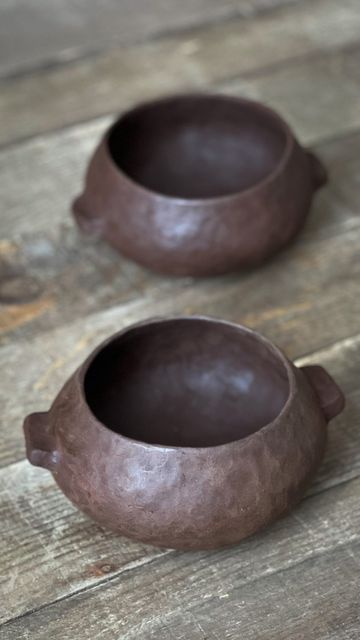 Pinched Pottery on Instagram: "Chocolate/sage soup bowl - Coiled & pinched ✨ . . . . . #handbuilt #ceramics #pinchpot #pinching #pinched #stoneware #darkclay #handbuiltpottery #ceramicbowls #pinchedpottery #handbuilding #hceramiclove #rustic #ceramics #tableware #ceramicbowl #slabbuiltpottery #slabbuiltceramics #handbuiltceramics #coilbuiltceramics #pinchpots" Pinched Pottery, Sage Soup, Beginners Ceramics, Handbuilt Ceramics, Ceramic Pinch Pots, Coil Pottery, Coil Pots, Beginner Pottery, Ceramic Art Sculpture