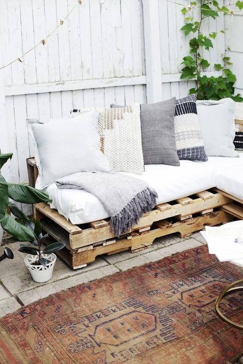 Wood Pallet Couch, Diy Pallet Couch, Diy Pallet Sofa, Pallet Garden Furniture, Pallet Patio, Pallet Projects Furniture, Pallet Couch, Wooden Pallet Furniture, Pallet Sofa