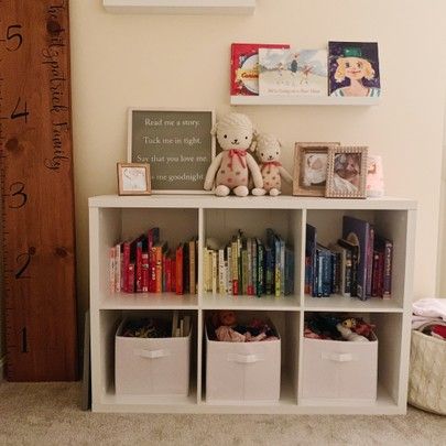 Toddler Bedroom Organization, Nursery Book Storage, Toy Storage Nursery, Baby Room Shelves, Baby Boy Book, Hatch Baby, Nursery Book, Nursery Bookshelf, Rainbow Order