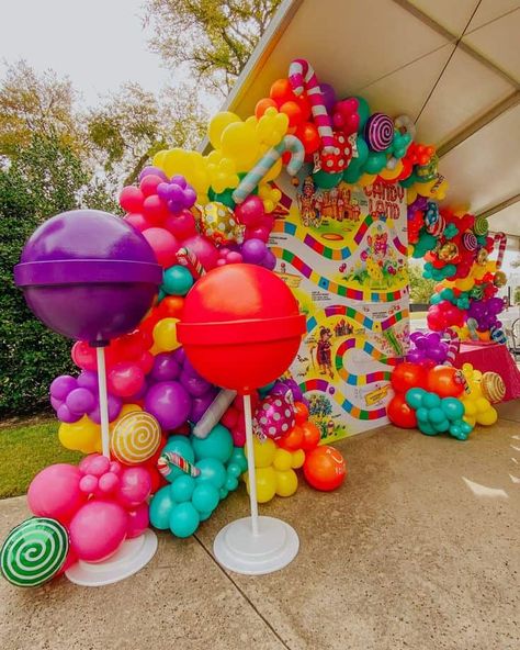 26 Candyland Birthday Party Ideas for Kids - Lady Celebrations Candyland Balloon Decorations, Candy Land Sweet 16 Theme, Candyland Pool Party, Candy Land Homecoming, Candy Land Props, Candy Land Balloon Arch, Candy Backdrop Ideas, Candy Land Themed Party, Candy Land Quinceanera Theme