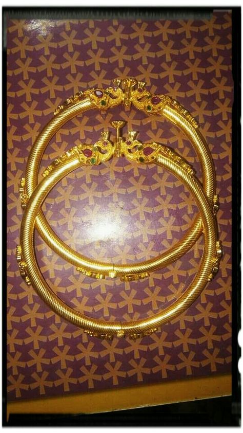 Kadiyalu For Women, Simple Gold Bangle, Gold Kada, Delicate Gold Jewelry, Gold Jewels Design, Gold Jhumka Earrings, Gold Jewelry Outfits, Gold Bangles For Women, Antique Gold Jewelry Indian