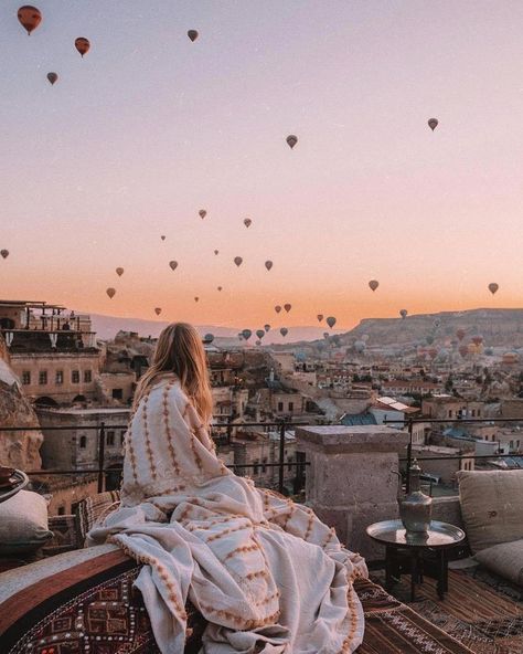 Cappadocia Outfit, Balloon Cappadocia, Cappadocia Photography, Voyage Quotes, Turkey Cappadocia, Weekend Market, Travel Turkey, Cappadocia Turkey, Outfit Travel