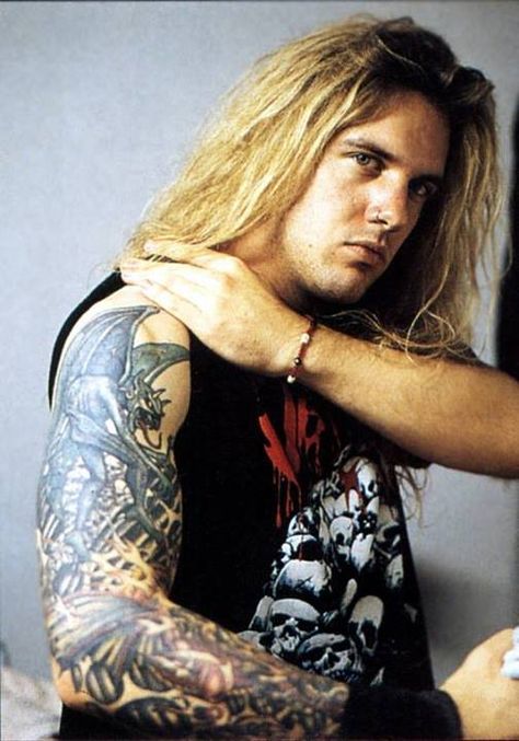 David Vincent showing off his new ink David Vincent, 90s Punk, Heavy Metal Art, Extreme Metal, Metal Albums, Band Photos, Thrash Metal, Ozzy Osbourne, Black Sabbath