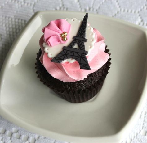 Eiffel Tower Cupcake Eiffel Tower Cupcakes, Paris Cupcake Ideas, Paris Theme Cupcakes, Prom Food, Paris Cupcakes, Cake 2023, Paris Themed Cakes, Paris Themed Birthday Party, Wedding Shower Cookies