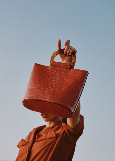 Editorial Purse Photography, Minimal Bag Photography, Bag Product Shoot Ideas, Editorial Bag Shoot, Handbag Fashion Photography, Purse Model Photography, Bags Fashion Photography, Bag Poses Photography, Handbag Shoot Ideas