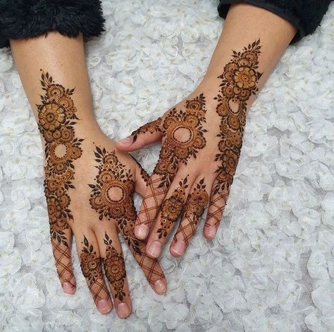 Left Hand Palm Mehndi Design, Unique Henna Designs Palm, Mehendi Design Palm, Mehendi Palm Design, Mehndi Palm Designs, Mehandi Designs For Palm, Simple Mehendi Designs Palms Easy, Palm Mehndi Design Unique, Henna Palm Designs