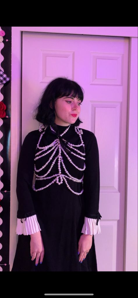 ig: @mak.and.peas This was inspired by her Gucci dress she wore on SNL, the back has a beaded spine Pearl Skeleton Corset, Pearl Ribcage Corset, Rib Cage Corset Diy, Pearl Ribcage, Sayaka Cosplay, Corset Diy, Corset Tutorial, Gucci Dress, Phoebe Bridgers