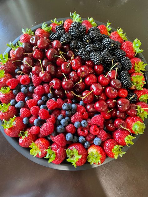 Berry Fruit Platter, Strawberry Fruit Platter, Berry Platter Ideas, Fruit Plates Party Platter Ideas, Easy Fruit Platter, Summer Fruit Tray, Berry Platter, Red Food Party, Summer Fruit Platter