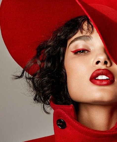 19 Ways to Shake Up Your Red Lipstick This Holiday Season Editorial Make-up, Modern Dans, Beauty Fotografie, Red Lipstick Looks, Mekap Mata, Flot Makeup, Mode Editorials, Výtvarné Reference, Foto Portrait