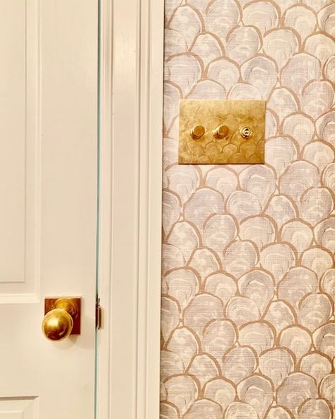 Priano Wallpaper Bedroom, Grasscloth Wallpaper Powder Room, Beach Powder Room, Grasscloth Wallpaper Bathroom, Shack Living, Oyster Wallpaper, Seagrass Wallpaper, Elegant Powder Room, Wallpaper Powder Room