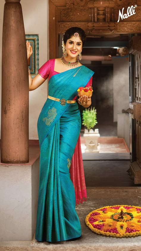 This navy blue Kanchipuram silk saree is woven in gold zari brocade all over the body, with a pink-colored zari-worked pallu and border. Match this saree with a contrast pink blouse, traditional jewelry, and a hair bun to complete the look. Navy Blue Bridal Party, Blue Bridal Party, Pink Saree Blouse, Saree Color Combinations, Pink Blouse Designs, South Indian Bride Saree, Silk Saree Blouse Designs Patterns, Blue Blouse Designs, Pink And Blue Dress