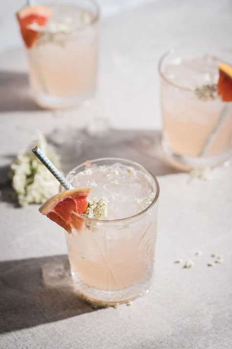 Grapefruit-Elderflower Mocktail - Use Your Noodles Relaxing in the summer heat with a cold grapefruit-elderflower mocktail can be one of the great pleasures in life. Flowery and citrusy – the best kind! Cordial Recipe, Pretty Drinks, Mocktail Recipe, Valentine's Day Quotes, Alcohol Recipes, Ginger Ale, Non Alcoholic Drinks, Photographing Food, Summer Heat