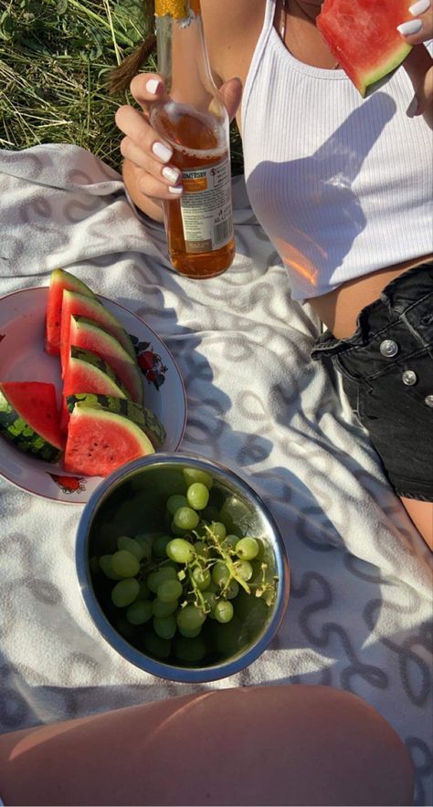 picnic with a friend ❤️, beer🍺 ,watermelon🍉 ,grapes🍇, free time🌾, nature🌻, @juleczkamz2003 🥰 Watermelon Picnic, Picnic Fruit, Aesthetic Picnic, Summer Aesthetics, Fruit Mixes, Summer Watermelon, Summer Picnic, Free Time, Watermelon