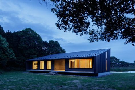 black timber home with mono-pitched roof Monopitch Roof, Rural Japan, Outdoor Patio Space, Timber Beams, Roof Architecture, Weekend House, Attic Spaces, Timber Structure, Timber Cladding