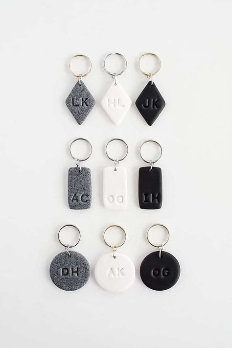 15 Pretty Handmade Gift Ideas Made of Clay Boyfriend Christmas Diy, Diy Christmas Gifts For Boyfriend, Keychains Diy, Diy Gifts For Girlfriend, Diy Anniversary Gift, Clay Keychain, Diy Gifts For Dad, Diy Monogram, Diy Gifts For Mom