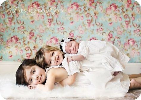 ♥~He tenido tres niñas en cinco años...a que son bonitas!!! Photo Bb, Sibling Pictures, Foto Newborn, Baby Fotografie, Sibling Poses, Sibling Photography, Sibling Photos, Newborn Pics, Photography Diy