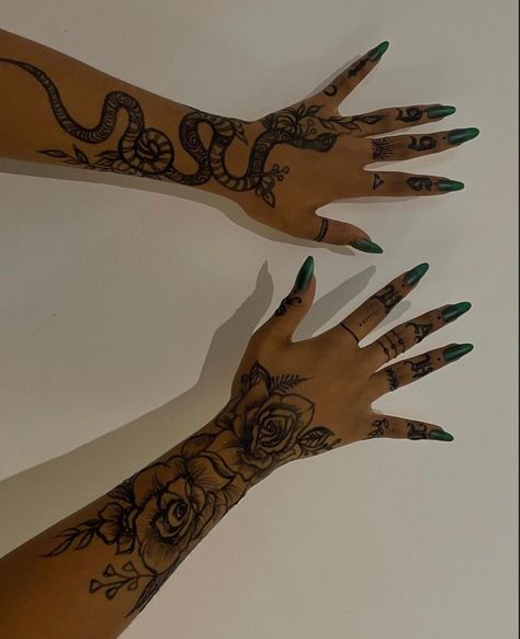 If you're looking for some inspiration for your next tattoo, or just want to see some of the most creative and well-done pieces out there, the subreddits r/tattoo and r/tattoos are the perfect places to start. Full Hand Tattoo, Henna Style Tattoos, Vine Tattoo, Henna Inspired Tattoos, Tato Henna, Hand Tattoos For Girls, Hand And Finger Tattoos, Cute Hand Tattoos, Pretty Hand Tattoos