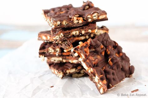 Salted Caramel Pretzel Bark - Easy to make salted caramel pretzel bark that is the perfect decadent treat or gift for Christmas. This stuff is just incredible - sweet, salty, perfect. Pretzel Bark Recipes, Salted Caramel Pretzel Bark, Caramel Pretzel Bark, Gram Cracker, Pretzel Bark, Salted Caramel Pretzels, Pretzel Treats, Salted Carmel, Caramel Pretzels