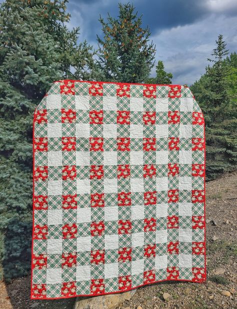 Plaid Quilt Pattern Ideas, Christmas Plaid Quilt, Simple Christmas Quilt Patterns, Beginner Christmas Quilt, Simple Christmas Quilt, Christmas Patchwork Quilt, Gingham Quilt Pattern, Gingham Quilts, Easy Christmas Quilt