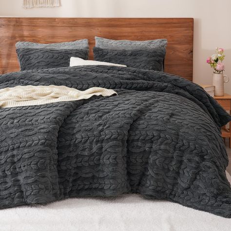 PRICES MAY VARY. Cozy & Warm: Crafted from 280 GSM tufted sherpa fleece on the front and ultra-soft 220 GSM flannel fleece on the reverse, this comforter features 270g of premium polyester microfibre filling for a cloud-like softness. It provides an exceptional level of warmth and comfort that you need to experience to believe. Perfect for snuggling up on cold nights, this faux fur comforter is sure to become your go-to companion for staying warm and cozy all year round. Luxurious Jacquard Desig Men Bedding Sets, Gray Comforter Bedroom, Grey Comforter Bedroom, Sherpa Bedding, Soft Comforter Bedding, Fur Comforter, Winter Dark, Grey Comforter, Twin Comforter Sets