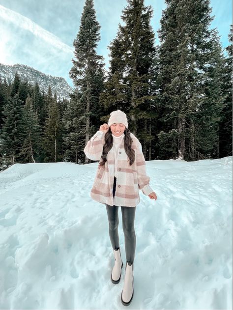 Sherpa Shirt Jacket Outfit, Pink Sherpa Jacket Outfit, Seoul Winter, Shirt Jacket Outfit, Sherpa Jacket Outfit, Snow Place Like Home, Snow Place, Snow Outfit, Leggings Outfit